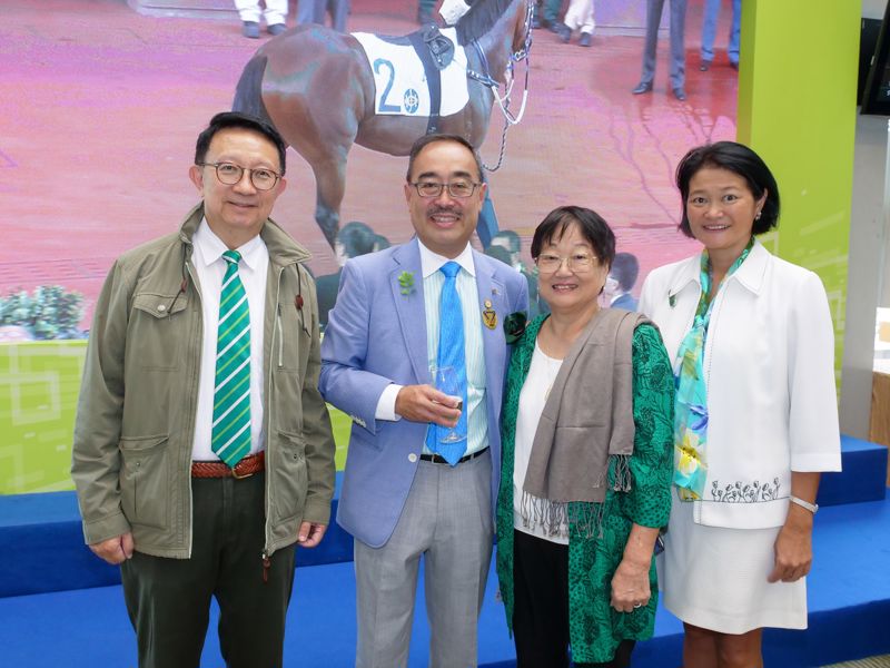 (左起) 香港賽馬會賽馬業務及營運執行總監祁立賢先生、香港賽馬會行政總裁應家柏先生、香港賽馬會董事陳南祿先生，Panasonic Corporation Appliances Company社長本間哲朗先生、信興集團主席兼行政總裁蒙德揚先生、日本駐港副總領事井川原賢先生及亞積邦租賃控股有限公司主席兼行政總裁劉邦成先生上台祝酒，為本年度「樂聲盃」揭開序幕。